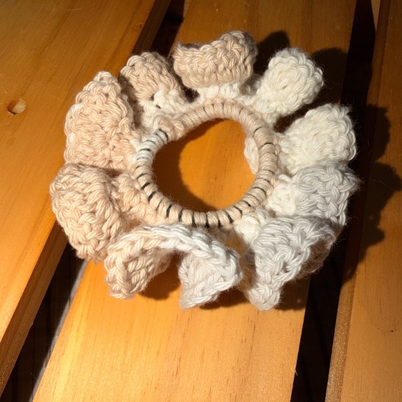 Handmade Crocheted Hair Accessory Set - Picture 5 of 6